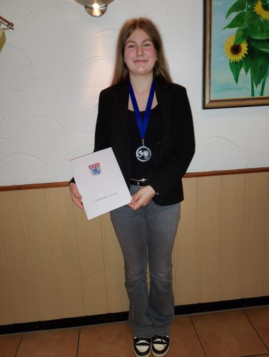 Lena Meister, zweimalige Landesmeisterin Luftpistole. Nachträgliche Ehrung mit Glasorden des Landkreises Uelzen