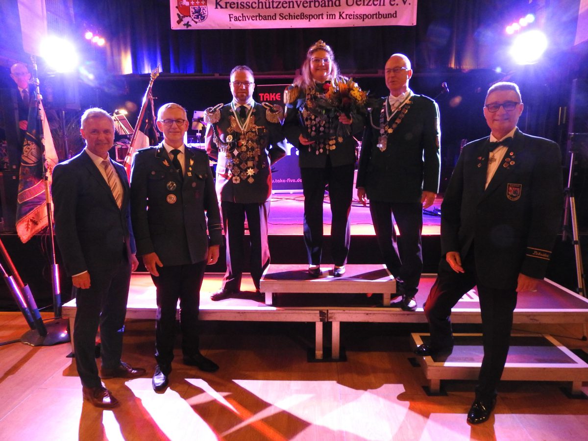 Die neue Majestät Karina Kamphenkel mit den Ehrengästen Bürgermeister Jürgen Marquardt und Landrat Dr. Blume