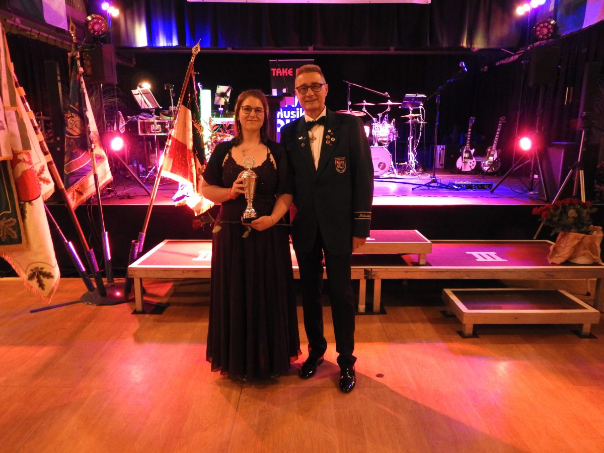 Ehemalige Kreis-Prinzessin - Vanessa Braun-Ludolfs mit Präsident Jörg Martens