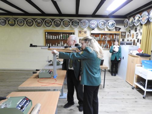 Die Jugend schoss mit dem Luftgewehr